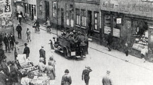 An der Kreuzung Große Johannisstraße/Große Marienstraße in Altona postierte sich 1932 die Polizei; Foto vom darauffolgenden Tag. - Copyright: Staatsarchiv Hamburg, Sign. 720-1_221-5= 1932.001.01