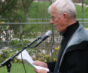 Der Schauspieler Rolf Becker liest in der Hauptkirche St. Petri - Foto: Wikimedia - Copyright: Gudrun Meyer, Wikimedia Commons