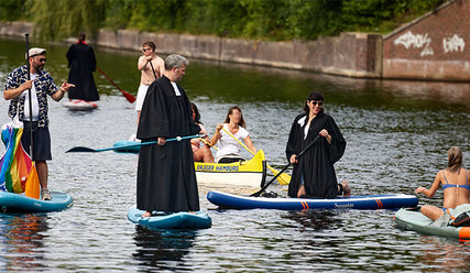 Pastor*innen sind mit anderen Menschen auf einem Sup - Copyright: Thomas Hirsch-Hüffell