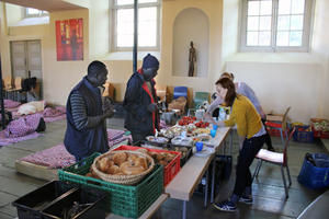 Afrikanische Flüchtlinge werden als Gäste in der ev.-luth. St. Paulikirche versorgt - Copyright: Simone Viere, epd