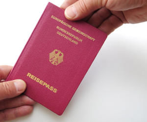 Pass abgeben - Wer sich nicht entscheidet zwischen Herkunftsland und Aufenthaltsland, verliert die Staatsbürgerschaft - Copyright: Andreas Schulze, iStockphoto