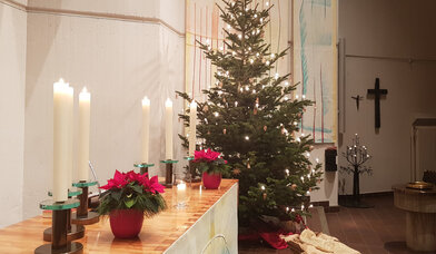 Altar, Weihnachtsbaum, Krippe - Copyright: Renate Ott-Filenius