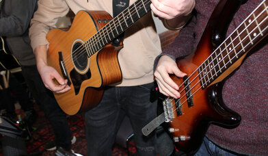 Bildausschnitt zweier Gitarrenspieler mit Fokus auf die Gitarren - Copyright: Carmen Mühlhause