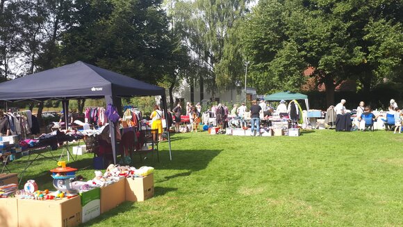 Flohmarktstände auf der Kirchenwiese