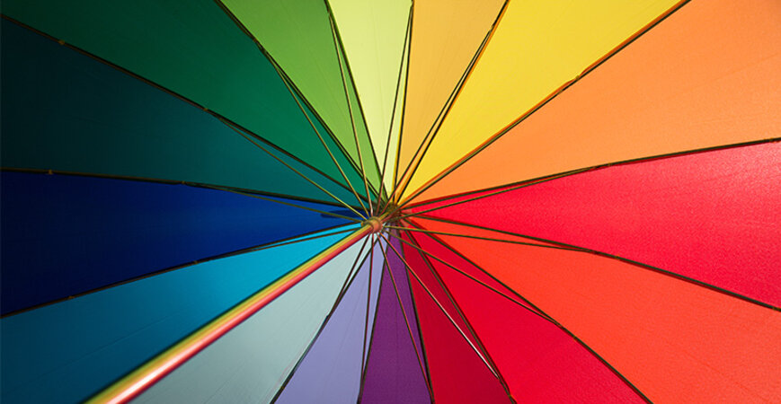 Ein Schirm in den Farben des Regenbogens - Copyright: Hans-Jörg Ott / fundus-medien.de