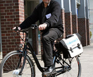 Jürgen Brunk, Fachrat Nachhaltigkeit Kirchenkreis Hamburg-Ost auf Probefahrt mit dem E-Bike - Copyright: Knud Bräutigam, Diakonie Hamburg