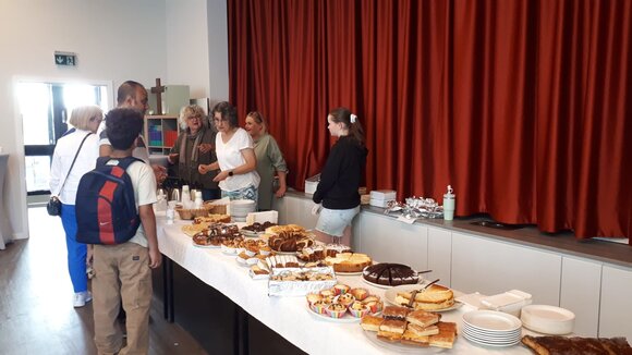 Das Kuchenbuffet im Gemeindesaal mit Mitarbeitenden