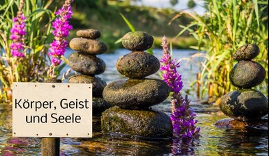 Schild mit Körper, Geist und Seele Schrift, vor einem Teich. - Copyright: Fotolia 132938516 S - Animaflora PicsStock