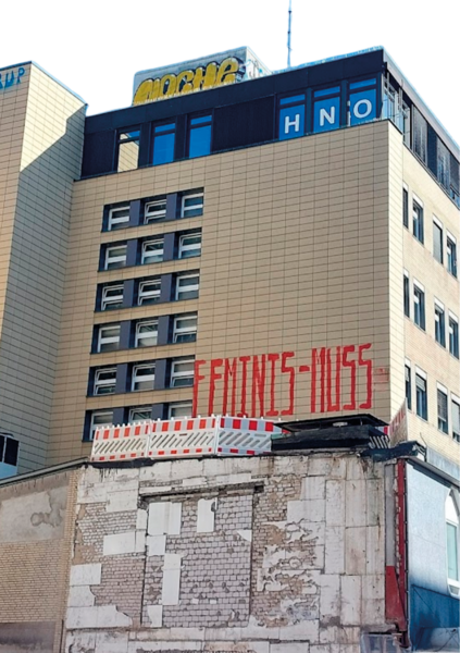 Gelbes Hochhaus mit Graffiti: FEMINIS-MUS - Copyright: Kelly Thomsen