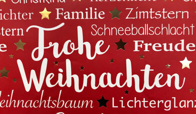 Bildausschnitt einer Weihnachtsgeschenketüte mit Schriftzügen rund um die Weihnachtszeit - Copyright: Carmen Mühlhause