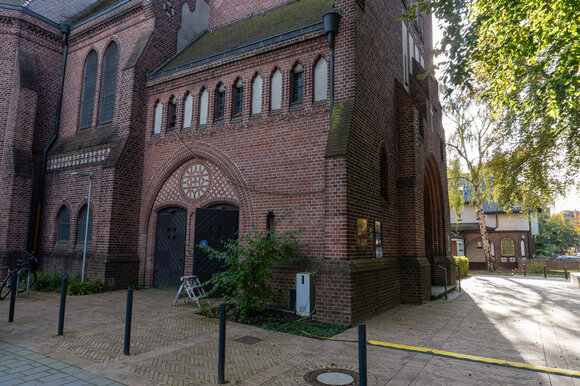 Kabelwege führen ins Fenster der Kreuzkirche