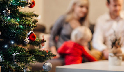 Weihnachtsbaum und feiernde Familie - Copyright: © Creative Commons