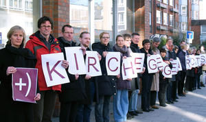 Menschenkette Kirche gegen Rechts - mit Pröpstin U. Murmann (li.) - Copyright: Thomas Krätzig, Ev.-Luth. Kirchenkreis Hamburg-Ost