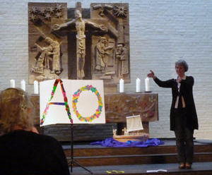 Mit den Händen singen: Gehörlosen-Seelsorgerin und Pastorin Systa Ehm - Copyright: Kerstin Klingel, Kirchenkreis Hamburg-Ost