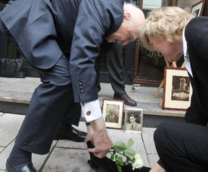 Vize-Bürgermeisterin Stapelfeldt und Hans Hirschfeld weihen Stolpersteine ein: für seinen Vater Benno Hirschfeld Vater und seinen Bruder Kurt Manfred Hirschfeld - Copyright: Gesche Cordes