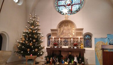 Der weihnachtlich geschmückte Altarraum der Michaeliskirche Neugraben mit Krippe und Tannenbaum. - Copyright: Kirstin Hadler