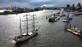 Großer Auftritt mit unter dramatischer Wolkenkulisse:das Nordkirchenschiff ist da! - Copyright: Ines Hansla/kirche-hamburg.de