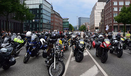 Mehrere Motorräder auf einer Straße - Copyright: MOGO Hamburg