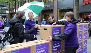 Straßenblockade: Diakonie demonstrierte für besser Pflege, Foto: epd-Nord/Petra Döllefeld - Copyright: epd-Nord/Petra Döllefeld