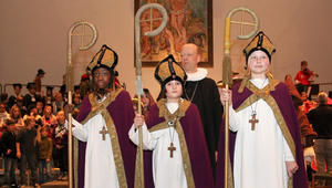 Die Kinderbischöfe: Tracy Gyebi, Darian Niehus und Hannah Eisenhardt mit Propst Claussen - Copyright: Stephan Wallocha, Hamburger Abendblatt