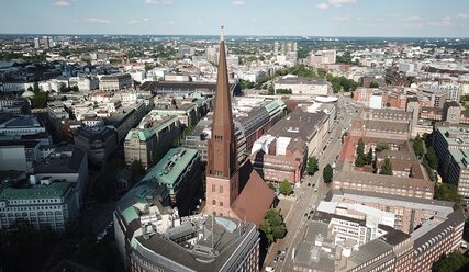 Die Hauptkirche St. Jacobi von oben - Copyright: Martinifilm