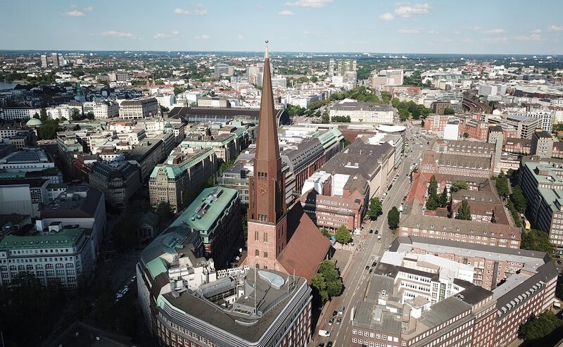 Die Hauptkirche St. Jacobi von oben