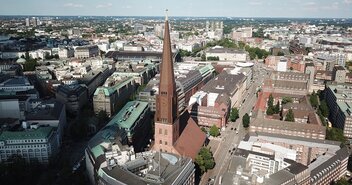 Die Hauptkirche St. Jacobi von oben - Copyright: Martinifilm