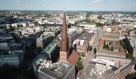 Die Hauptkirche St. Jacobi von oben - Copyright: Martinifilm