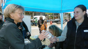 Bischöfin Fehrs spendiert symbolisch die letzte Pfandflasche für die Obdachlosenhilfe - Copyright: Mechthild Klein