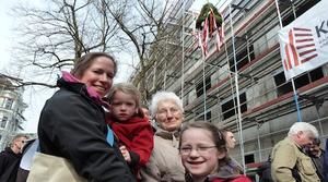 Auf gute Nachbarschaft: Jule, 3, und Lina, 6, sind zum Gucken in das neue Haus gekommen, Foto: Sabine Henning - Copyright: Sabine Henning