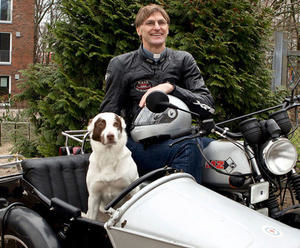 Pastor Holger Janke mit Hund Tölpel  - Copyright: Simone Viere, epd