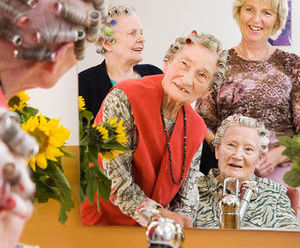 Glückliche alte Frauen im Frisörsalon - Copyright: Michael Hagedorn