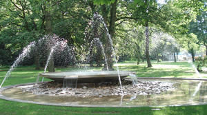 Das Zentrum des Gartens bildet der Brunnen der Religionen mit seinen fünf Fontänen. Foto: Corinna Peters-Leimbach - Copyright: Arbeitsstelle Kirchen auf der igs 2013