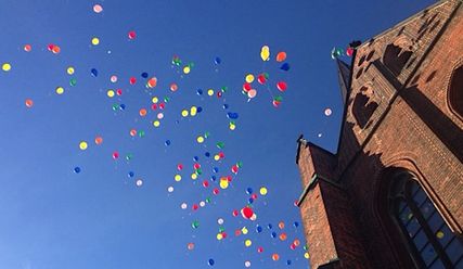 Die Besucher ließen Friedenswünsche in den Himmel steigen - Copyright: Susanne Gerbsch/Nordkirche