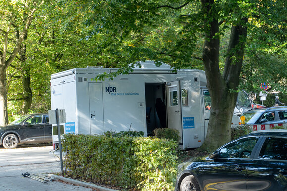 Der Ü-Wagen steht vor der Kreuzkirche