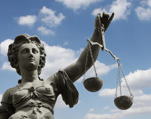 Justitia verkörpert die strafende Gerechtigkeit - in der rechten Hand trägt sie ein Schwert - Symbolbild - Copyright: iStockphoto