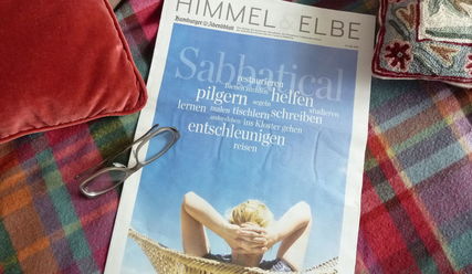 Gemüüüütlich, auch bei Sommerregen - mit der neuen Himmel & Elbe auf dem Sofa - Copyright: Sabine Henning/kirche-hamburg.de