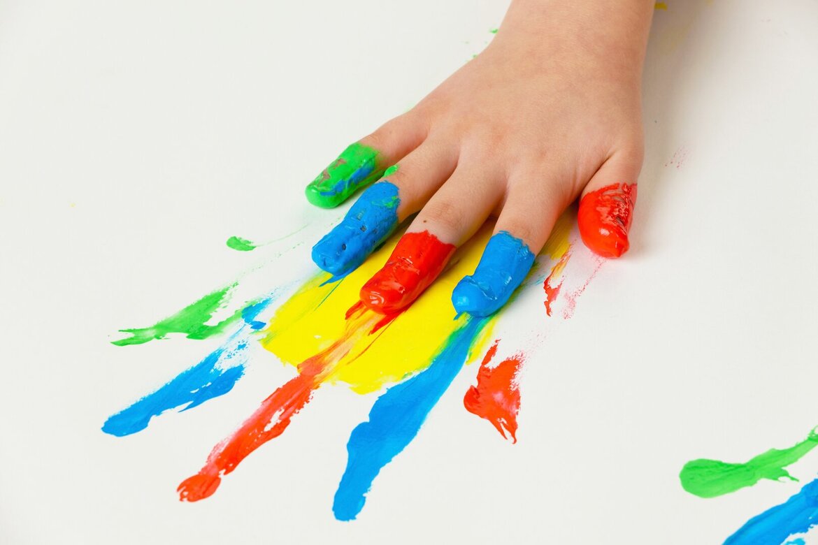 bunte Kinderhand