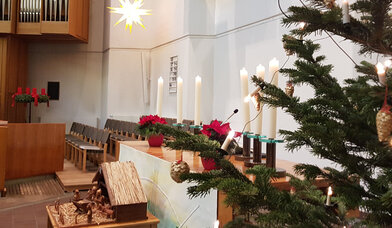 Altar, Krippe, Tannenbaum, Orgel - Copyright: Renate Ott-Filenius