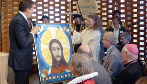 Die Dänische Seemannskirche beschenkt das Ökumenischen Forum  - Copyright: Mechthild Klein