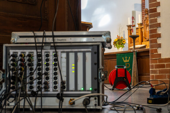 Stagebox versteckt an der Kanzel, Altar im Hintergrund