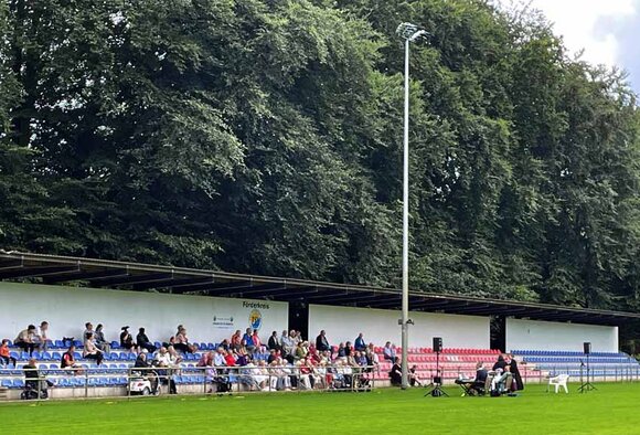 Gottesdienst am 28.7.  - Tribünenansicht