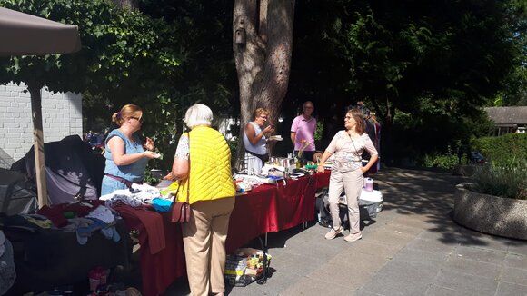 En Flohmarktstand vor dem Küsterhaus