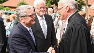 Bundespräsident Joachim Gauck (li) Landesvater Carstensen und Bischof Ulrich   - Copyright: Stephan Wallocha, epd-Bild