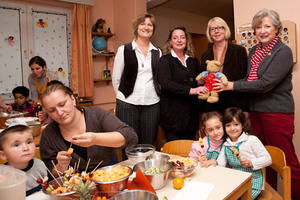 Eltern und Mitarbeiter der Kita, des Projekts und der Kröschkestiftung für Kinder - Copyright: Thomas Krätzig, Ev.-Luth. Kirchenkreis Hamburg-Ost