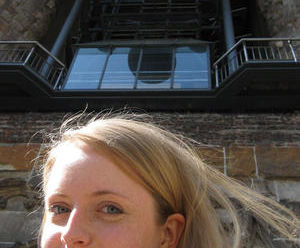 Antonia Krödel hat das Carillon (Glockenspiel) in der Ausbildung für sich entdeckt - Bild vor dem Turm des Mahnmals St. Nikolai - Copyright: privat