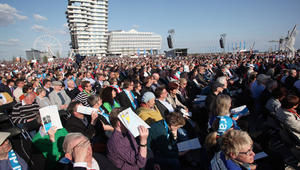 Kirchentag: Der Eröffnungsgottesdienst am Strandkai in der Hamburger Hafen-City  - Copyright: Ralf Niemzig, kirche-hamburg.de