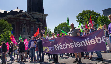 Bischöfin Kirsten Fehrs und Kirchenmitglieder auf der Demo am 19. Mai, vor dem Hamburger Michel - Copyright: © Tobias Dorn