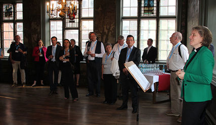 Pröpstin Astrid Kleist (rechts) begrüßt als Vizepräsidentin die Vertreterinnen und Vertreter des Lutherischen Weltbundes in Hamburg - Copyright: © Astrid Weyermüller / LWB