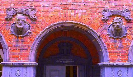 Das Portal der Auferstehungskirche in Barmbek-Nord zieren Keramikbüsten der Reformatoren Martin Luther und Philipp Melanchthon - hier ein coloriertes Bild - Copyright: Karsl Siegmann/Auferstehungskirche Barmbek-Nord